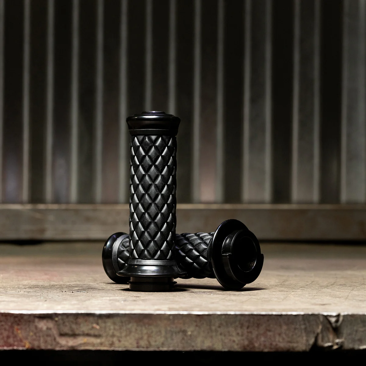 1" AlumiCore TBW Grips For H-D Bars With Internal Vibe Isolator on Clutch Side - Black Electroplate - Image 12