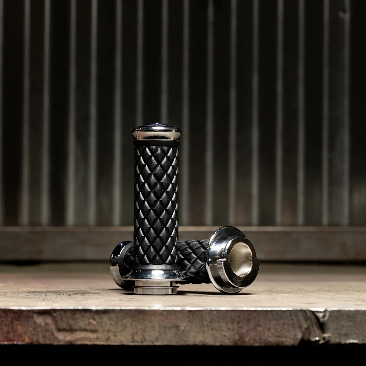 1" AlumiCore TBW Grips For H-D Bars With Internal Vibe Isolator on Clutch Side - Chrome - Image 12