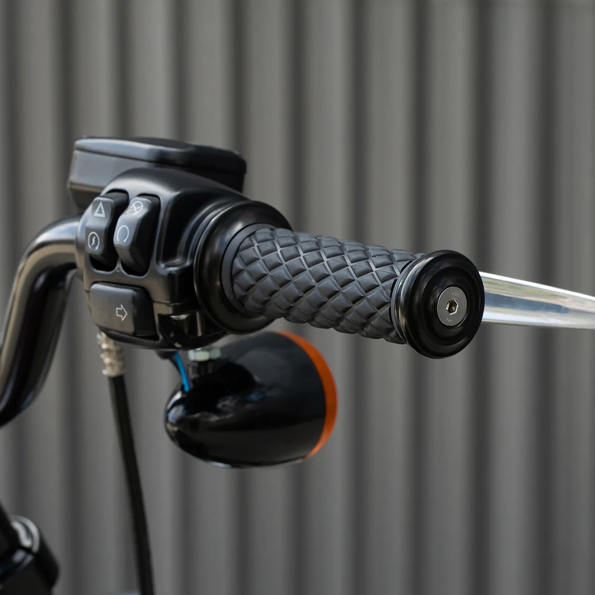 1" AlumiCore TBW Grips For H-D Bars With Hollow Tube End on Clutch Side - Black Electroplate - Image 11