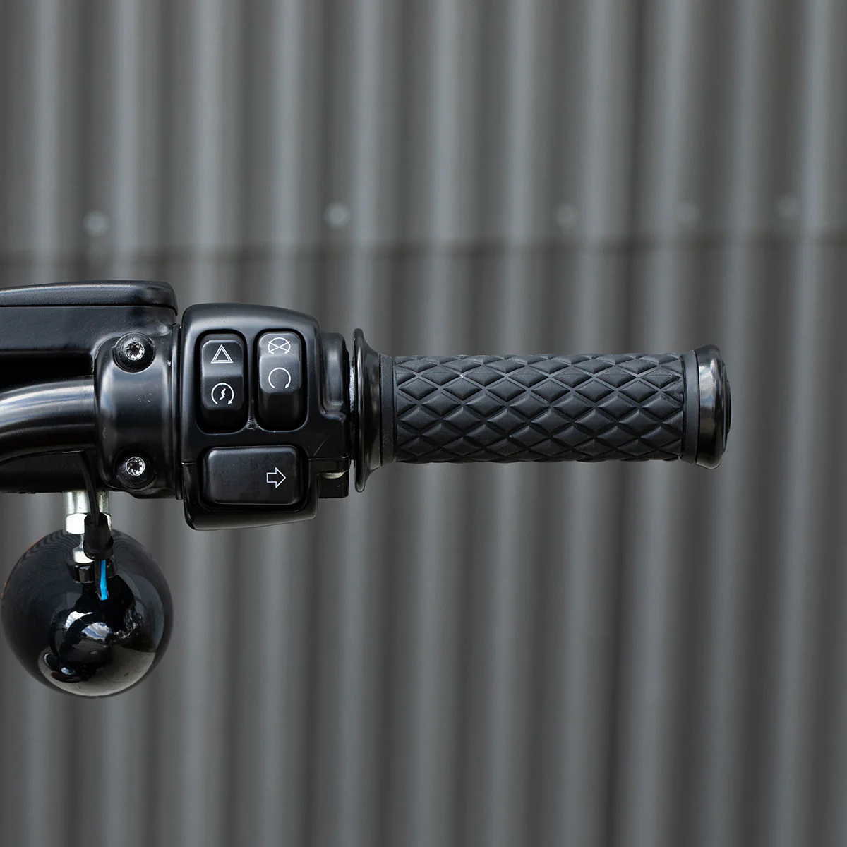 1" AlumiCore TBW Grips For H-D Bars With Hollow Tube End on Clutch Side - Black Electroplate - Image 12
