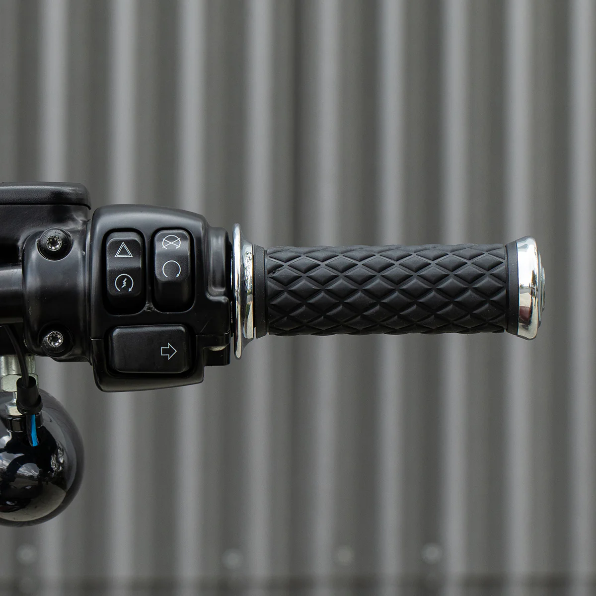 1" AlumiCore TBW Grips For H-D Bars With Hollow Tube End on Clutch Side - Chrome - Image 12