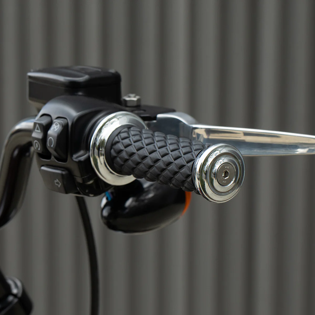 1" AlumiCore TBW Grips For H-D Bars With Hollow Tube End on Clutch Side - Chrome - Image 13