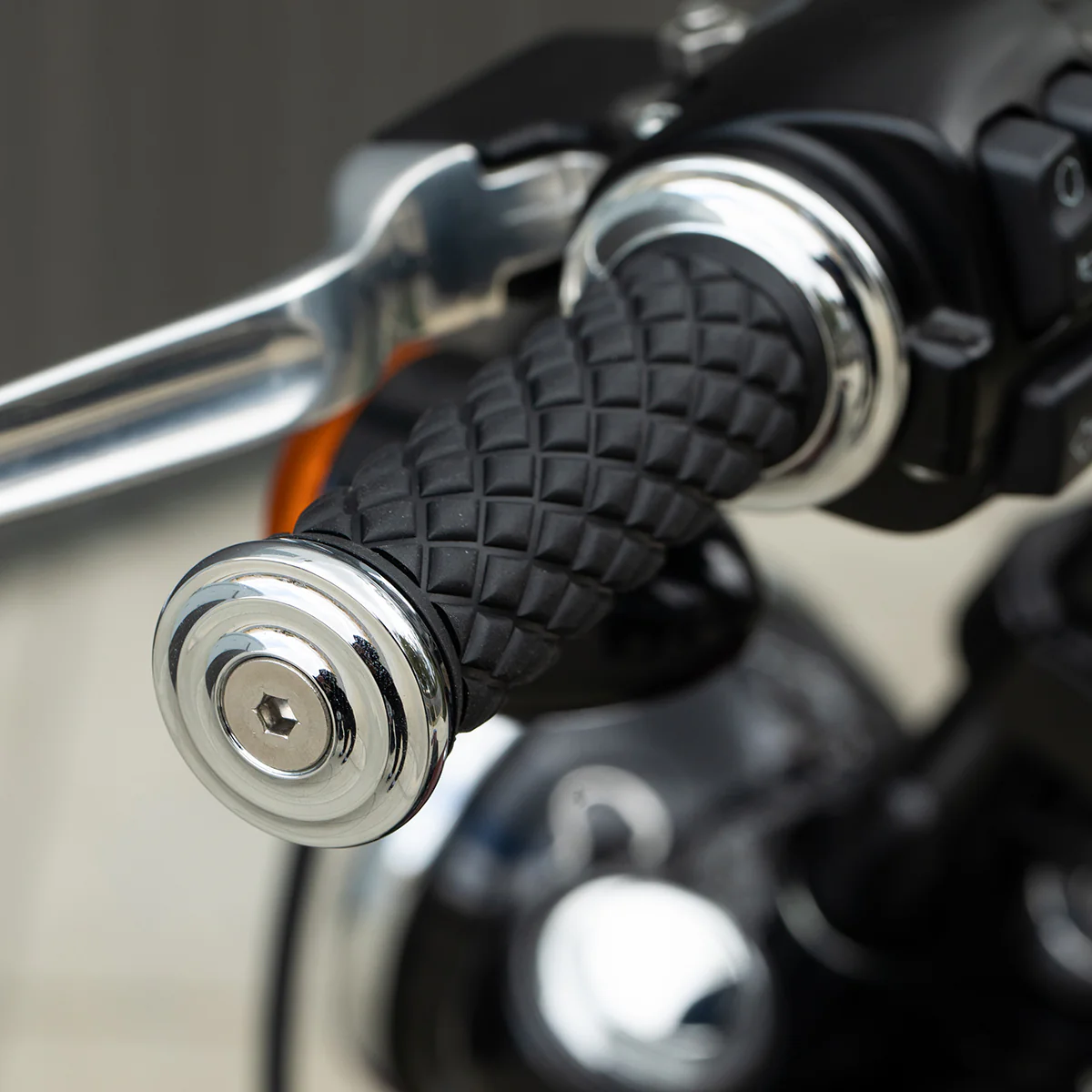 1" AlumiCore TBW Grips For H-D Bars With Hollow Tube End on Clutch Side - Chrome - Image 15