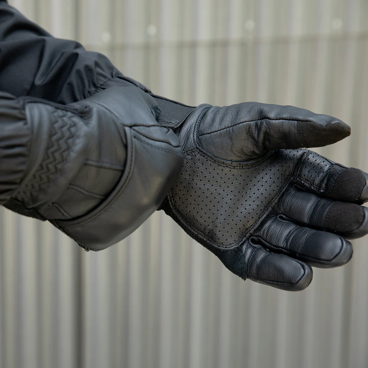 CLOSEOUT Belden Gloves - Black/Black - Image 10