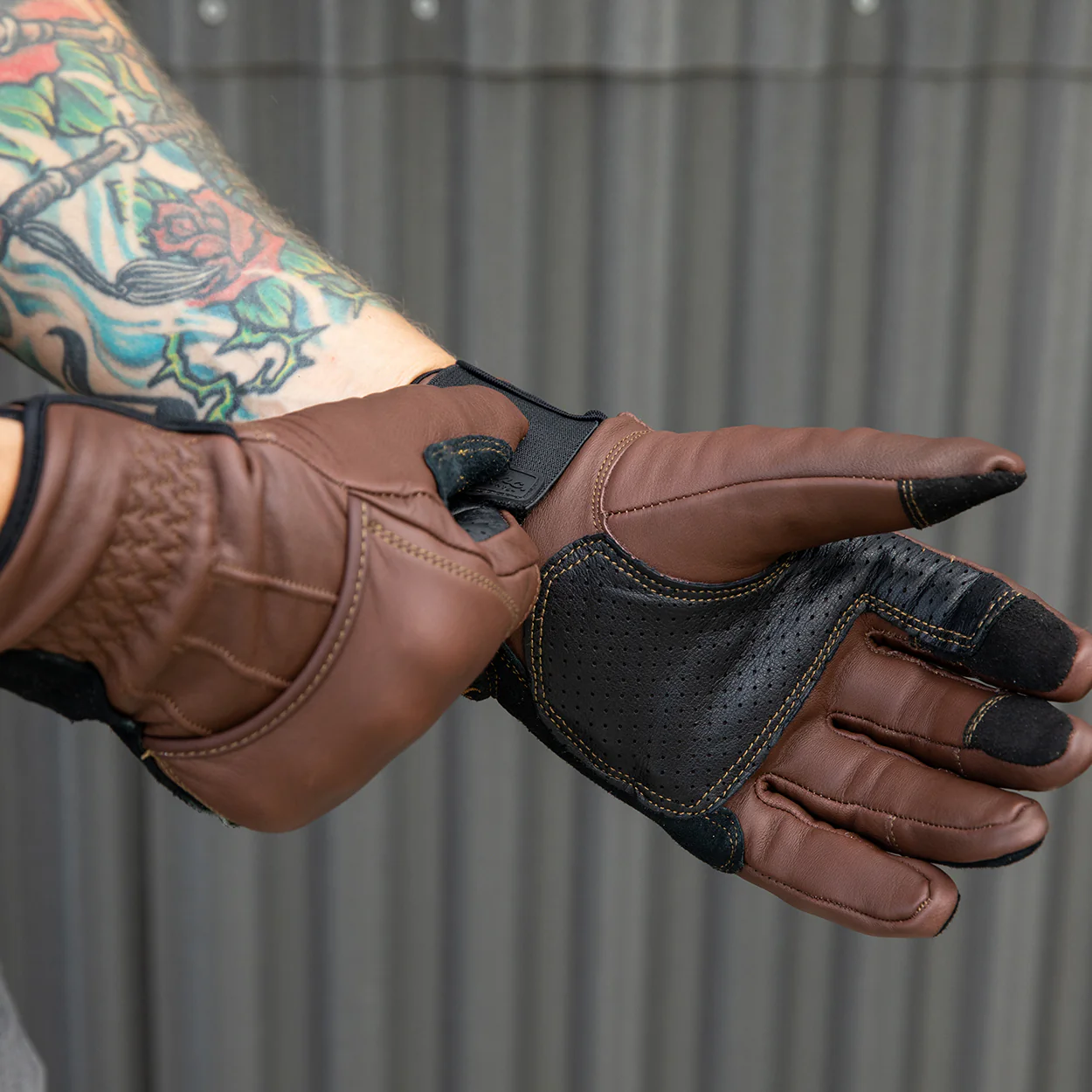 CLOSEOUT Belden Gloves - Chocolate/Black - Image 9