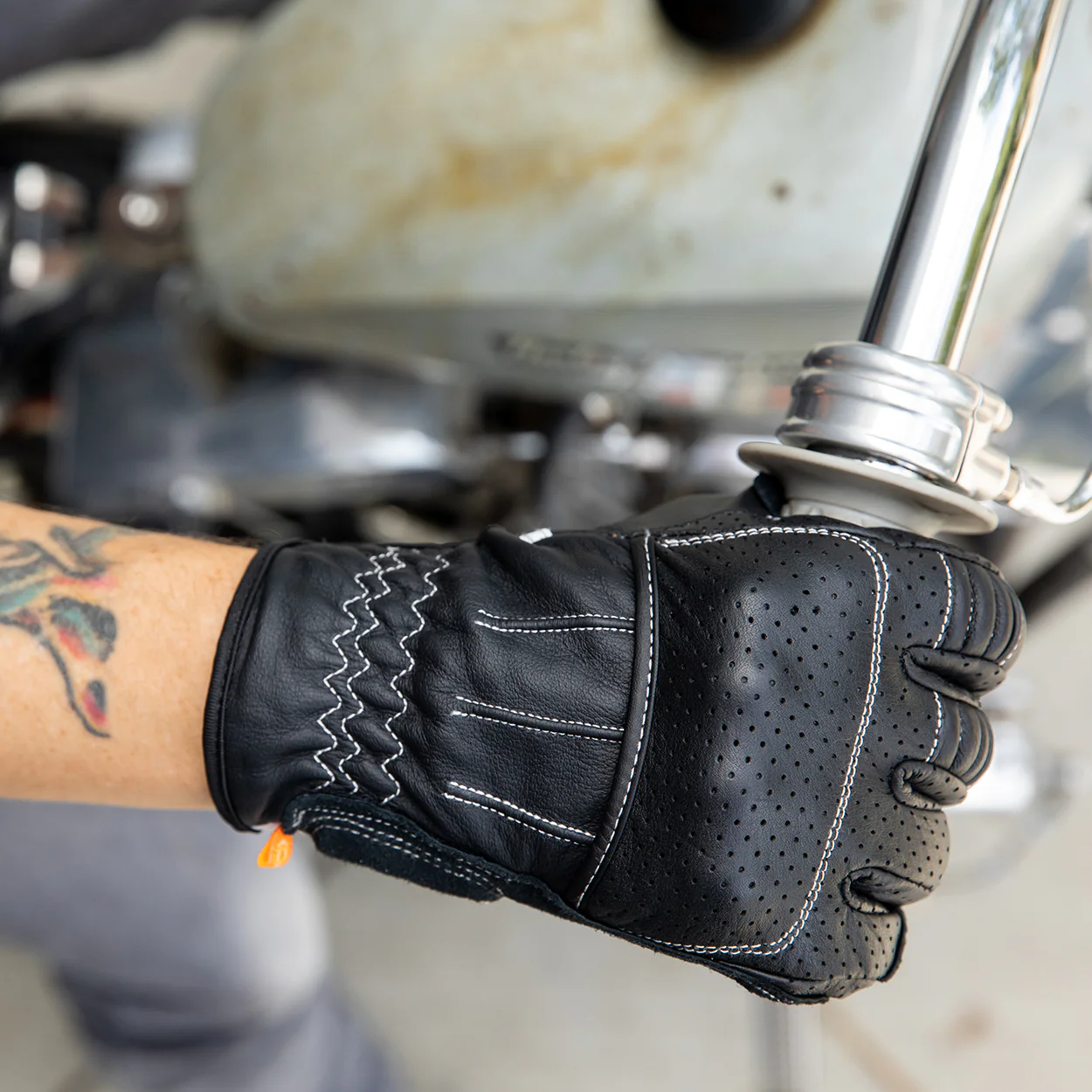 CLOSEOUT Borrego Gloves - Black/Cement - Image 9