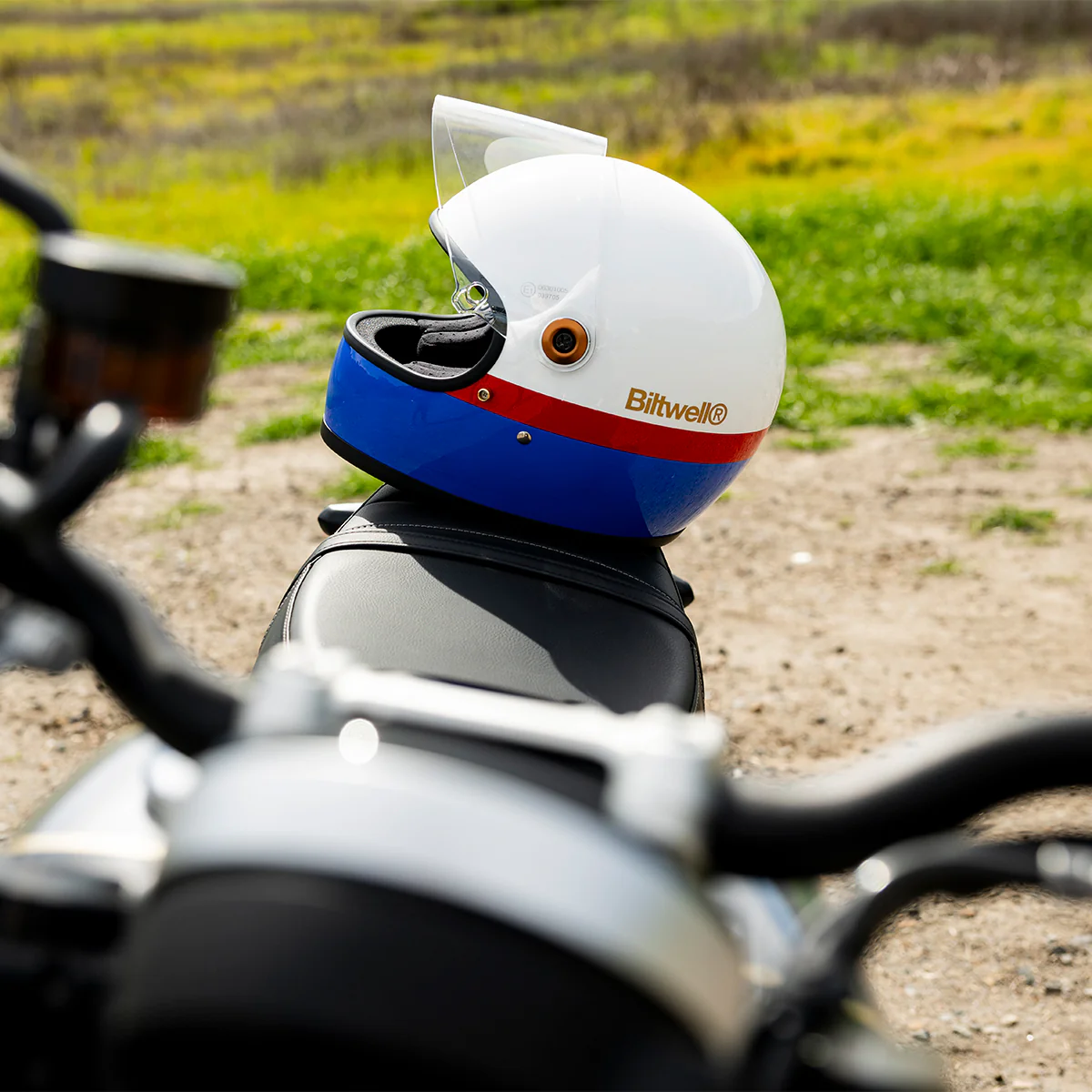 Gringo S Helmet - Apex Gloss White / Red / Blue - Image 17