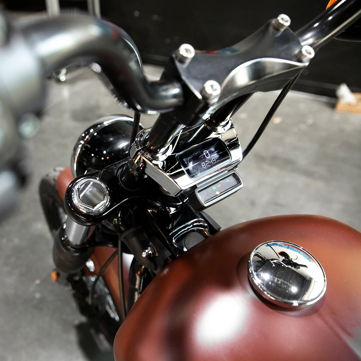 M8 Softail Dash Panel - Chrome - Image 6