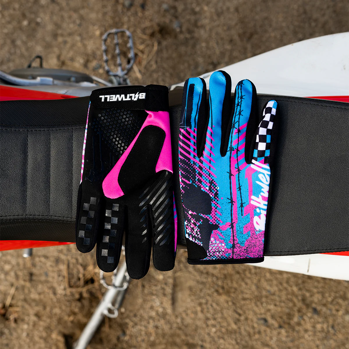 Ridgecrest Gloves - 1985 - Image 12