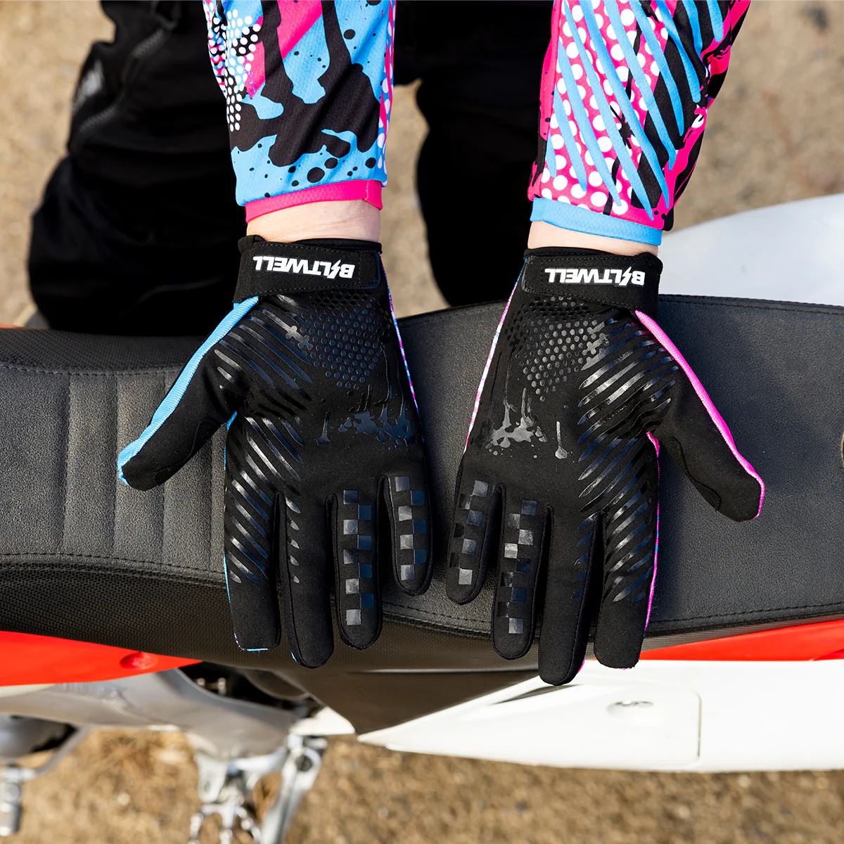 Ridgecrest Gloves - 1985 - Image 13